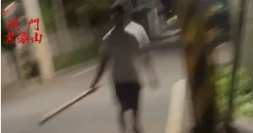 潑漆砸店還自拍上網，豐原茶行連2夜遭惡搞。（ 圖／翻攝黑色豪門企業畫面）