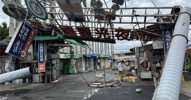 丹娜絲侵台,嘉義縣許多招牌、民宅受到強力破壞。(圖/報系資料照)