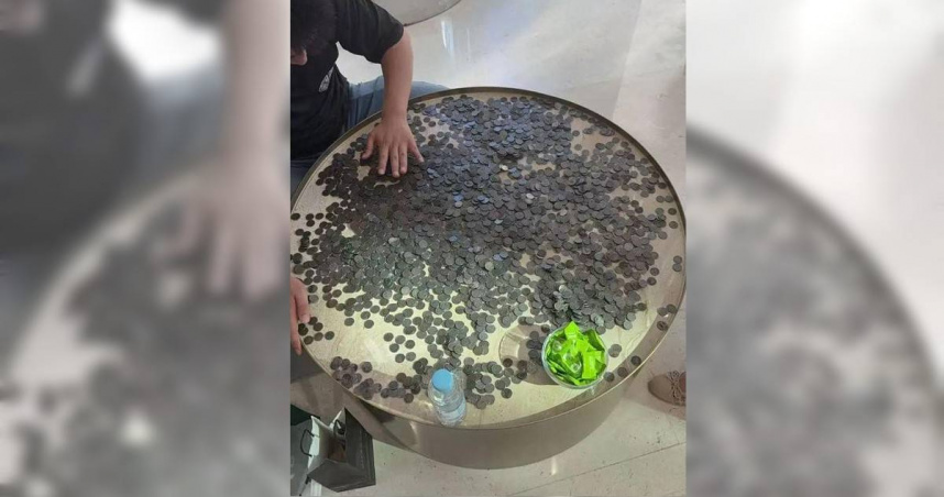 大陸網友陸先生近日向媒體反映，他帶著70多公斤的1角硬幣前往上海農商銀行兌換卻被拒收。（圖／翻攝自微博）