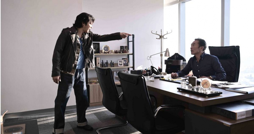 譚耀文（右）、鄭浩南在《拼命三郎》中飾演黑道好兄弟。（圖／華映提供）