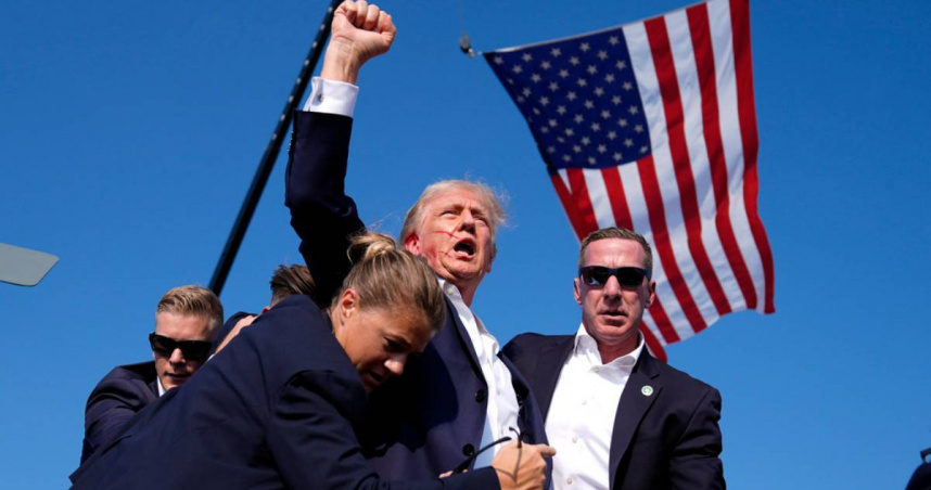 2024年7月13日，共和黨總統候選人川普，在賓夕法尼亞州巴特勒舉行的競選集會上被槍擊，耳朵擦傷。（圖／美聯社／達志）