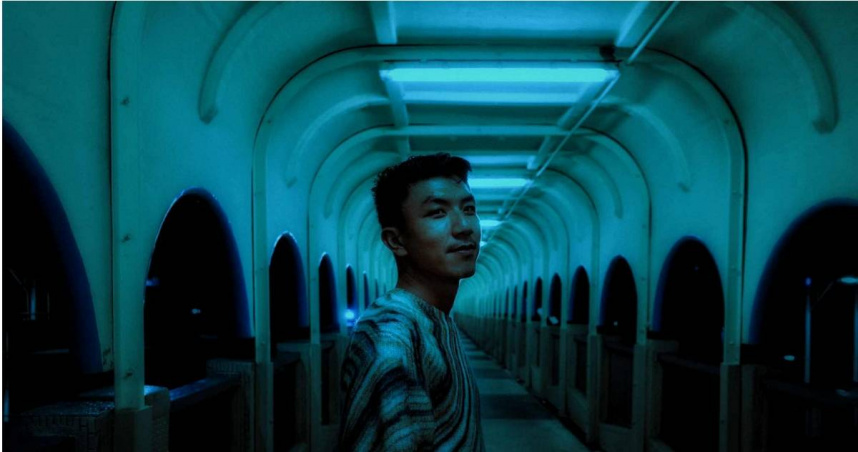 萬洛‧隆甘迦與主創團隊至基隆朝聖「舒淇橋」。（圖／牽猴子、攝影林宗儒提供）