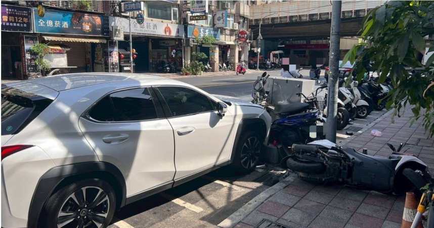 三重女恍神自撞路邊機車，電箱受波及所幸無人傷亡。（圖／翻攝畫面）