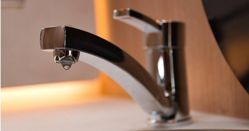 自來水公司今（17）日上午宣布，因潭子區僑忠國小側門人行道於7月17日凌晨2時發生600mm閥類漏水事件，需辦理緊急搶修作業，自7月17日7時起將停止供水29小時。（示意圖／翻攝pixabay）