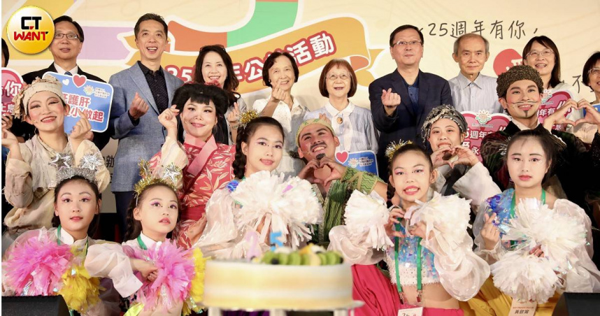 兒童肝膽疾病防治基金會19日舉辦成立25周年慶，長期支持基金會各界人士出席，圖中為創辦人、中央研究院院士張美惠教授、贊助的企業界，包括誼遠控股集團董事長陳致遠、信誼基金會董事長張杏如、光泉、萊爾富等。（圖／方萬民攝）