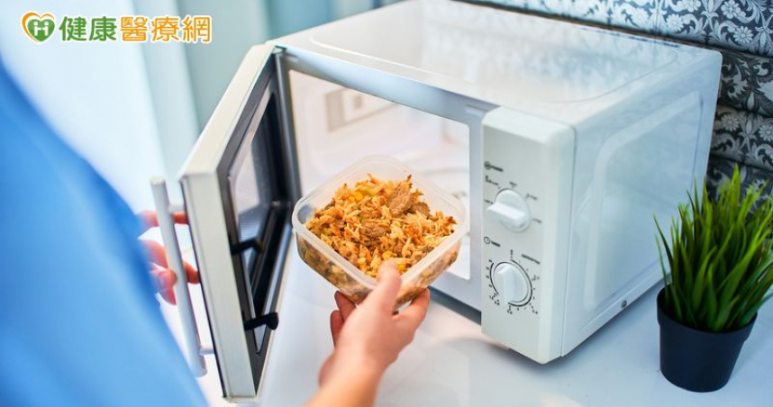 微波爐會致癌？醫：使用方式不對才影響健康　容器用錯、加熱不均更危險