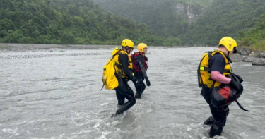 花蓮1行3人昨天前往萬榮鄉摩里沙卡野溪溫泉溯溪卻突遇溪水暴漲受困,今天上午由空勤總隊出動直升機順利救出。(圖/翻攝畫面)