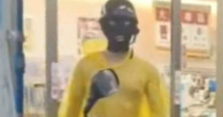 高雄怪男透明雨衣一絲不掛逛超商。（圖／翻攝畫面）