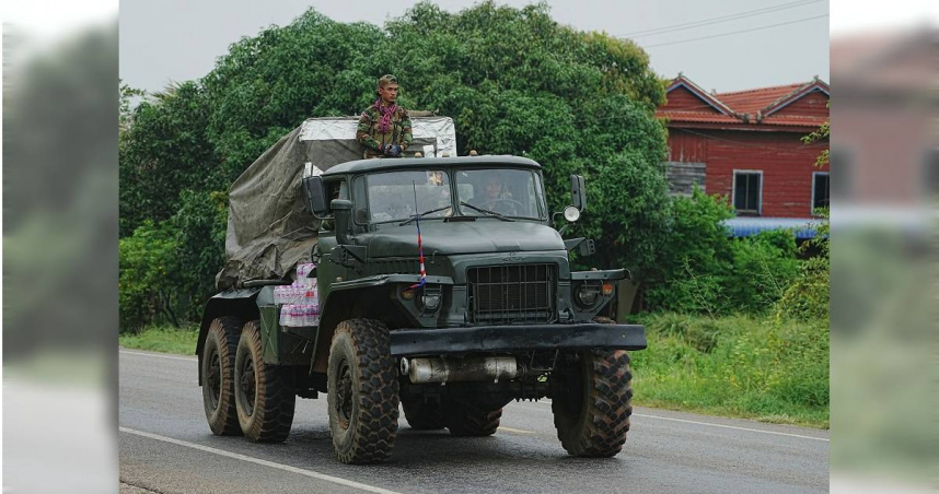 泰國和柬埔寨邊境衝突多天，兩國有意在周一進行會談。圖為一輛柬埔寨軍車載著火箭發射器。（圖／達志／美聯社）