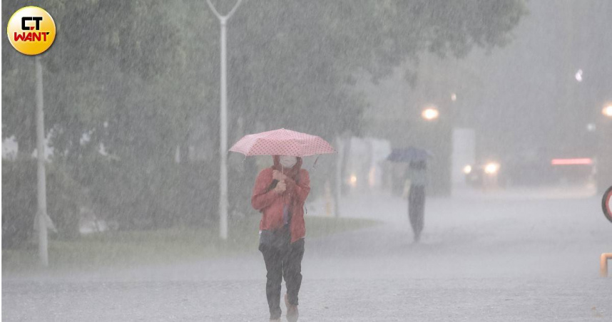 降雨量過大，造成土石坍方、交通受阻。（示意圖／黃耀徵攝）