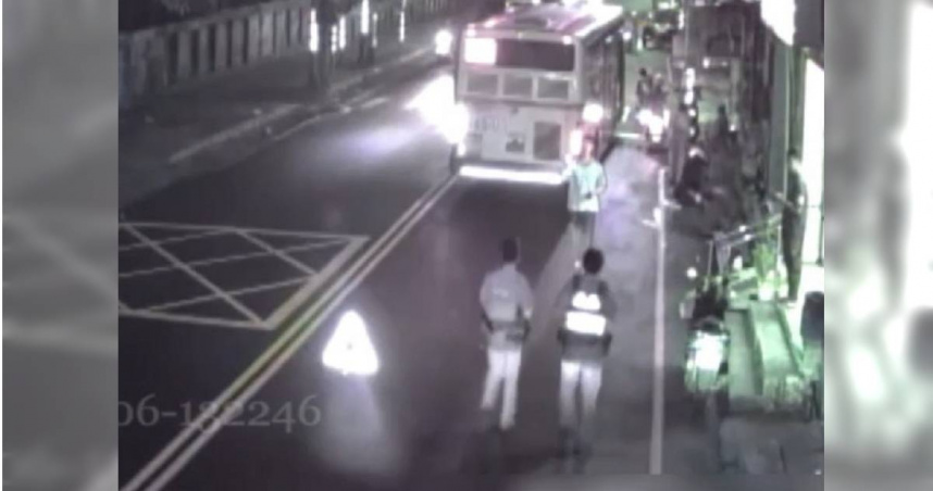 公車與騎士爆發行車糾紛下車理論，警方獲報到場排解。（圖／翻攝畫面）