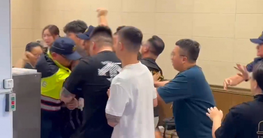 17歲朱姓少女車禍身亡，家屬於板殯相驗時情緒激動圍毆司機。（圖／翻攝畫面）