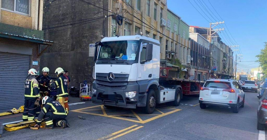 桃園大園區濱海路清晨發生死亡車禍，76歲老婦遭聯結車輾斃，消防人員出動推高機搶救仍不治。（圖／翻攝畫面）