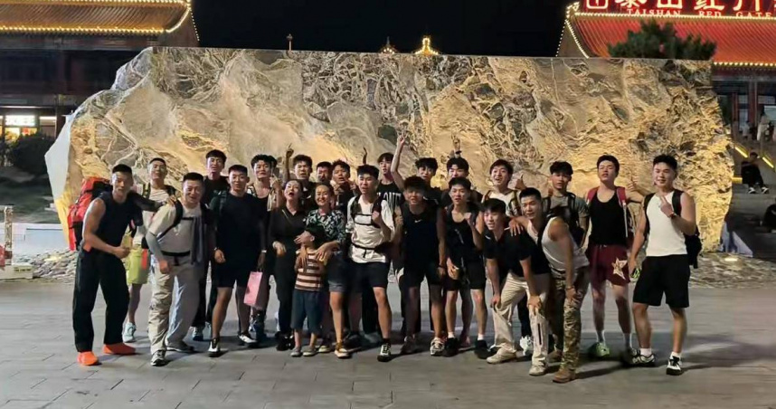 中國有2名女子帶1個小孩，率領24人「陪爬團」登泰山。（圖／翻攝自紅星新聞）