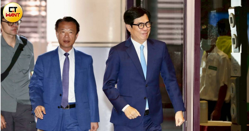 高雄市長陳其邁（右）就財劃法統籌款分配事項將向中央反映地方意見，以避免南北縣市發展失衡。（圖／方萬民攝）