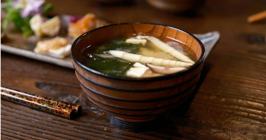 日本一名18歲高中生涉嫌在味噌湯中摻入有毒植物夾竹桃的葉片，以此殺害同住的伯父而遭逮捕。（示意圖／Unsplash）