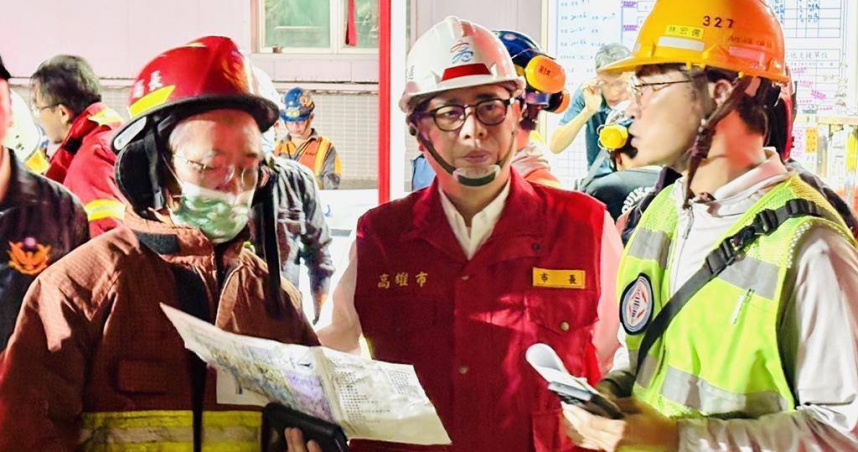 高雄市長陳其邁獲報興達電廠爆炸後立刻趕抵現場指揮救災，並對台電慢半拍的反應表達不滿。（圖／高市府提供）