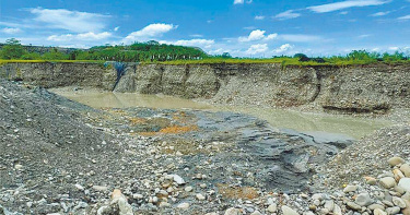 高雄市美濃區近日爆出大規模非法盜採土石案，橋檢獲報後展開偵辦，全區共發現8處大小不一的坑洞，其中2名不肖廠商已聲押禁見獲准。（圖／本報資料照片）
