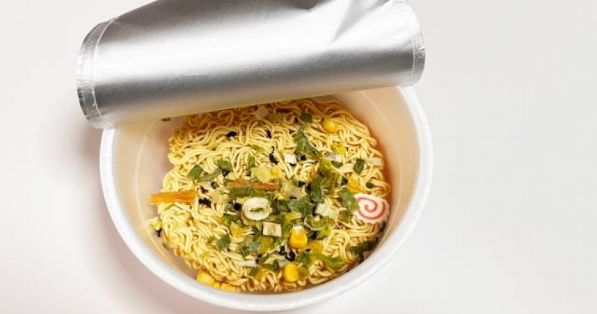 泡麵方便又快速，但長期吃會造成腎臟負擔。（示意圖／翻攝自photoAC）