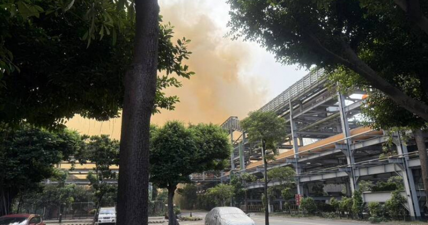 中鋼煉焦工場發生火警，橘色濃煙遮蔽天空，消防搶救後火勢控制。（圖／翻攝畫面）