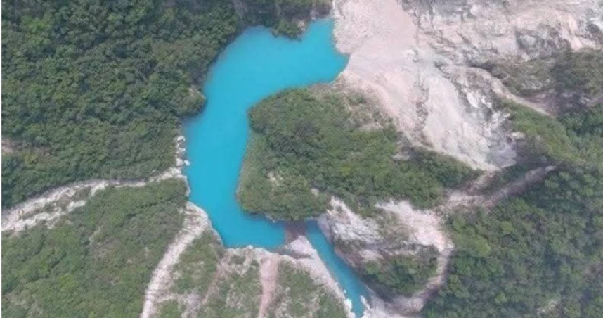 花蓮縣光復鄉昨（23日）因豪雨重創，馬太鞍溪堰塞湖發生溢流，導致嚴重洪水災情。（圖／翻攝自Facebook／蔡日興）
