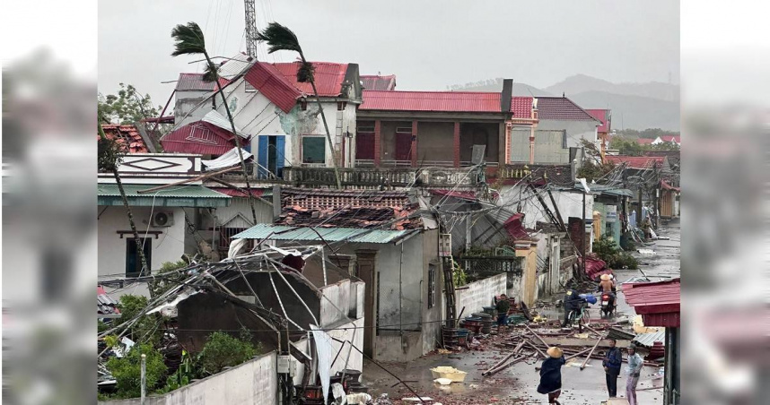 颱風「博羅依」週一襲擊越南中北部沿海，強風豪雨摧毀房屋，並造成淹水、停電等災情。（圖／達志／美聯社）