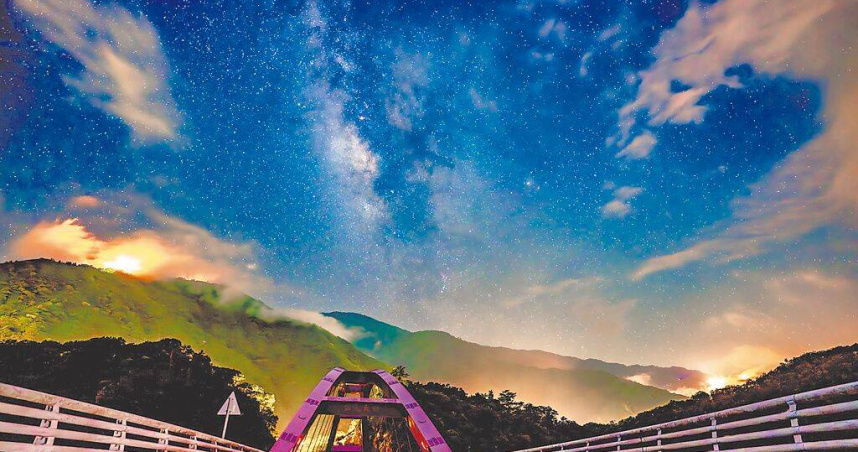 桃園市府推動拉拉山申請全台首座「國際暗空勝地」，結合觀星導覽與夜間生態體驗，吸引親子旅客熱烈參與，打造北橫永續觀光與夜間經濟新亮點。（桃園市觀旅局提供／姜霏桃園傳真）