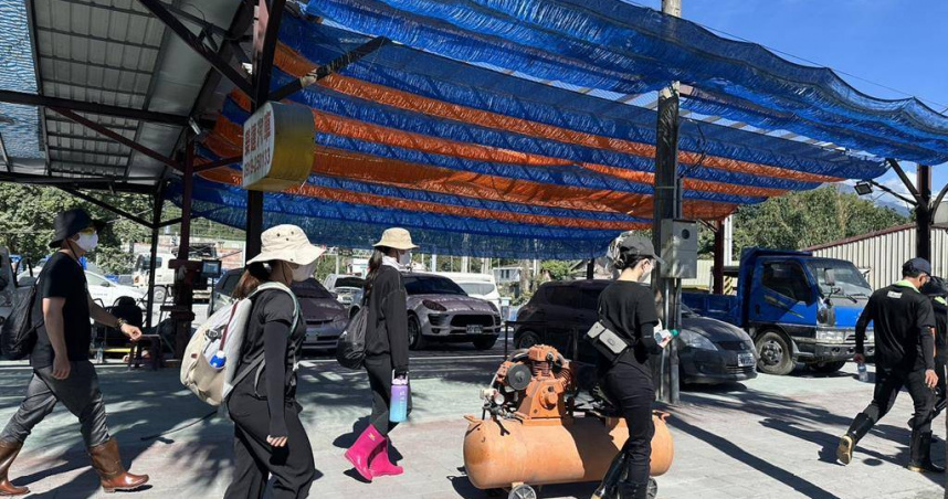 中央災害應變中心前進協調所10日開始為受招募的專業志工及接受分流的「鏟子超人」保險，截至11晚間已累計逾1.1萬人投保。（圖／中國時報羅亦晽攝）