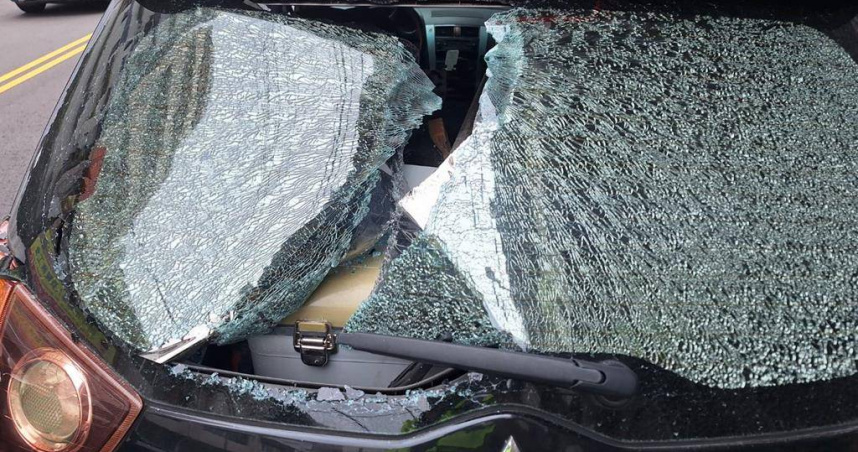 台中市大里區1名31歲莊姓男子1日手持鐵條、鐵棍沿路破壞停放路旁汽車，造成6輛汽車受損，台中市警局霧峰分局獲報逮人，並將依《毀損罪》嫌移送台中地檢署偵辦。（圖／民眾提供）