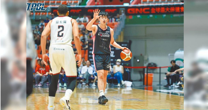 籃協5日澄清，林信寬（右）已解除列管，婉拒本階段世界盃資格賽中華隊徵召沒問題。（資料照／TPBL提供）