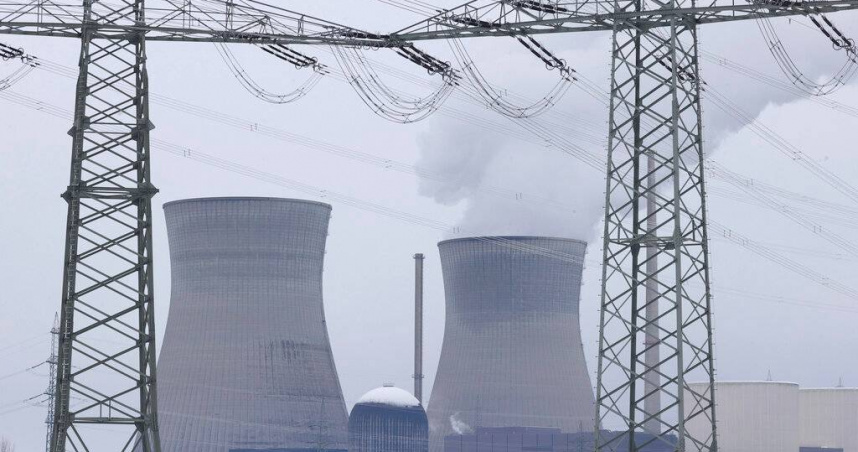 南韓蔚山電廠內一處大型鋼構設施倒塌，搜救人員持續在現場搜尋失聯者。（示意圖／達志／美聯社）