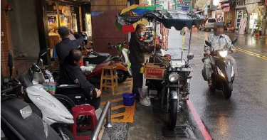 惡女找錢後再偷!老夫妻賣香腸照顧身障兒 慘賠近2千元