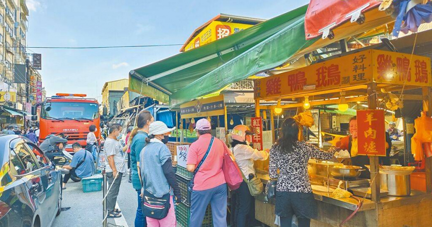 桃園區南門市場5日晚間發生火警，包含外圍攤販受災達數百攤，昨天未受波及的攤商仍照常營業。（圖／中國時報賴佑維攝）