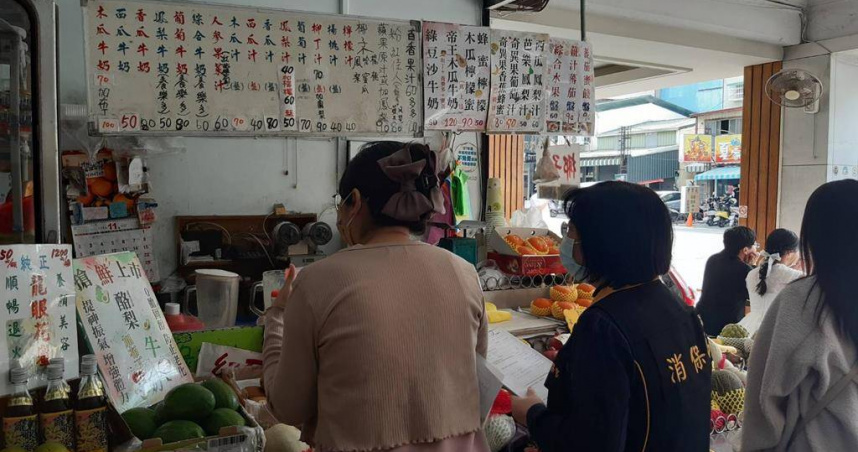 台南市政府消保官今天會同衛生局、經發局前往該水果店查察，針對業者未明確揭露價格內容，已要求明確揭露，以確保消費者權益。（圖／台南市政府提供）