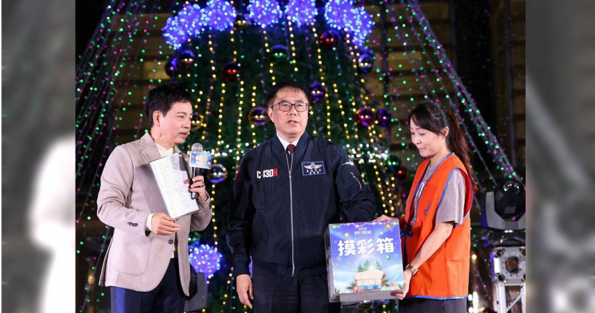 台南市長黃偉哲出席新營耶誕點燈活動，並預祝市民在新的一年平安順心、喜樂滿滿。（圖／翻攝自台南市政府資訊網）