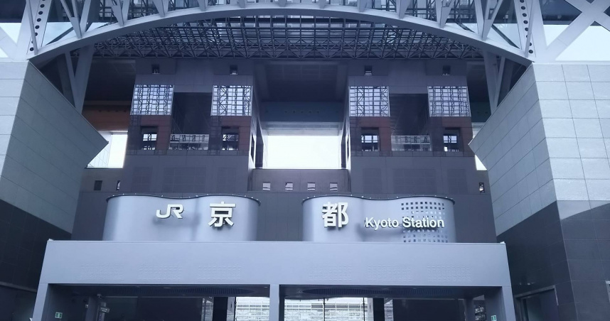 有民眾發現京都車站附近量販店電梯口堆滿行李，其中有一個行李貼著「帶有台灣國旗」的貼紙。（示意圖／翻攝自photoAC）