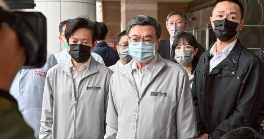 行政院長卓榮泰今上午前往三軍總醫院、台北馬偕紀念醫院探視北捷攻擊案傷者並慰問家屬。（圖／行政院提供）