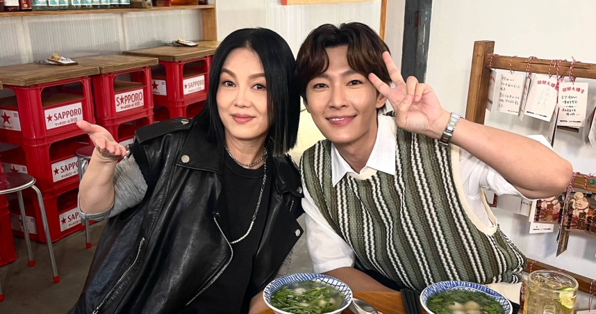 苗可麗（左）登上炎亞綸YT節目，哽咽吐露照顧失智父親的辛酸心路歷程。（圖／大浪娛樂提供）