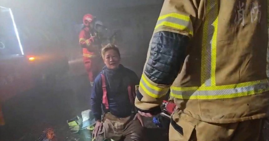 基隆市安樂區21日深夜發生火警，仁愛分隊小隊長詹能傑三度進火場救人並將面罩讓給受困民眾不幸殉職，與其一同救災的義消盧彥宏24日凌晨因肺部不適送醫。（圖／翻攝畫面）