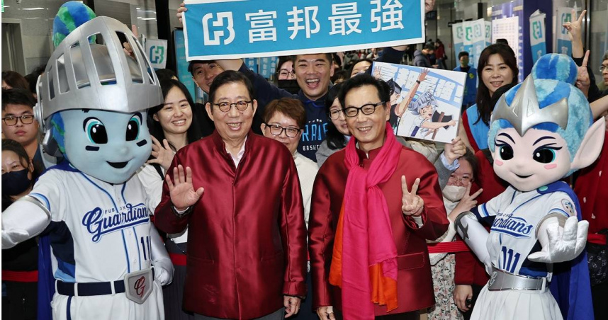 富邦金控2025全年獲利為歷年第三高，每股稅後盈餘EPS為8.36元。圖為富邦集團董事長蔡明忠、富邦金控董事長蔡明興出席集團謝年會。（圖／報系資料照）