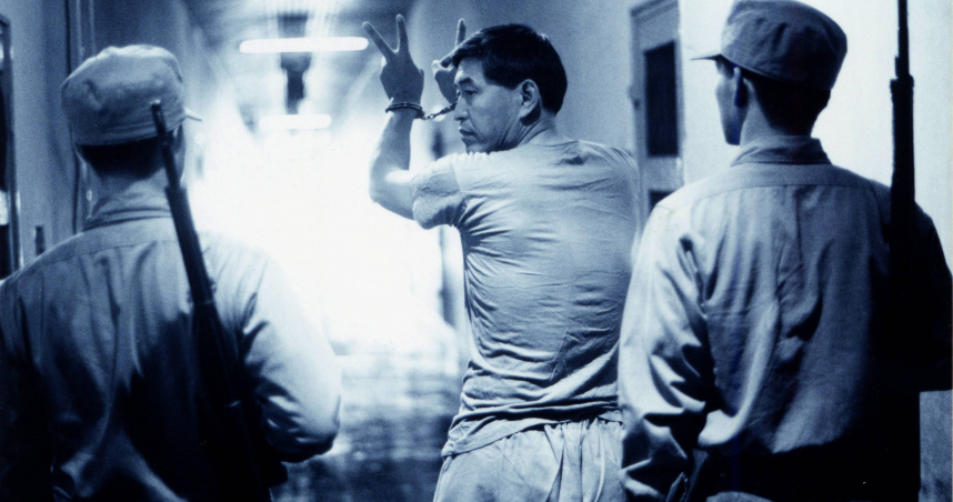 《超級大國民》角色比出數字二一手勢的片段，是每年和平紀念日必定要重新複習的台灣影史名場面。（圖／國家電影及視聽文化中心）