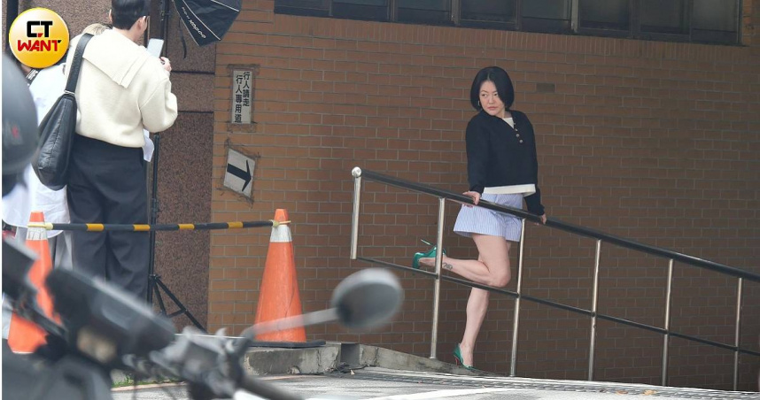 請假一年宣布復工的小S，在拍攝時如行雲流水般擺出一連串嫵媚表情與性感Pose。（圖／本刊攝影組）