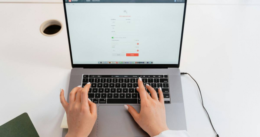 網友發現連詐騙集團也開始用AI。（示意圖／Pexels）