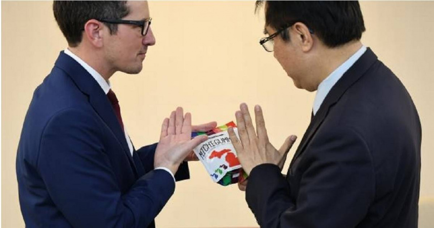 美國訪團與台南市府互贈紀念品，象徵深化台美城市交流與友好關係。（圖／台南市政府提供）