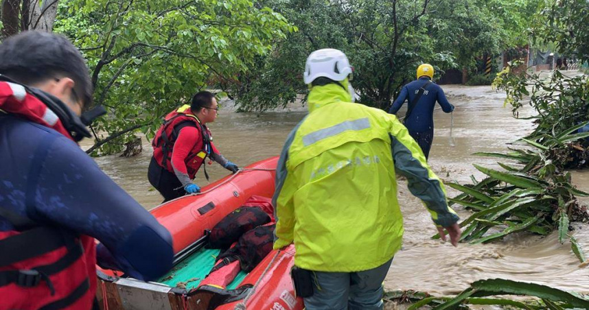 新竹縣北埔峨眉強降雨大淹水　大坪溪暴漲6戶15人受困全數獲救