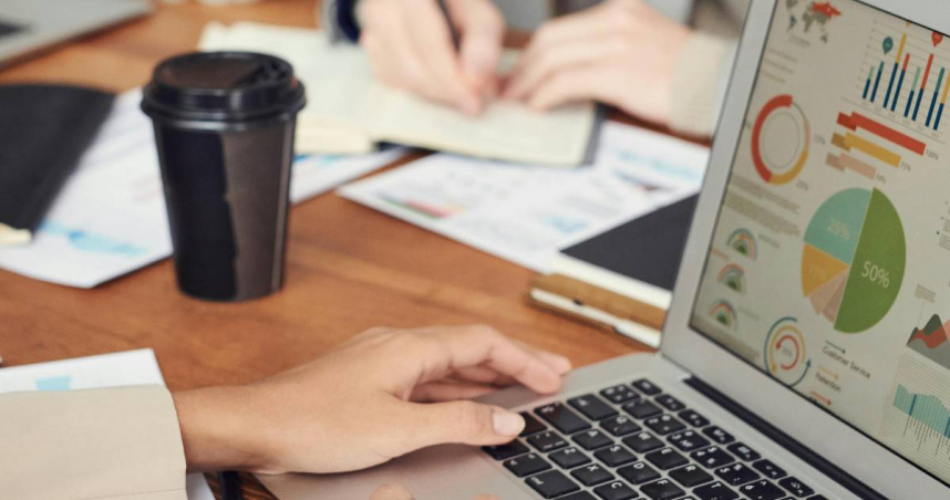 徵才廣告通常寫「月休8天」事實上已違法。（示意圖／Pexels）