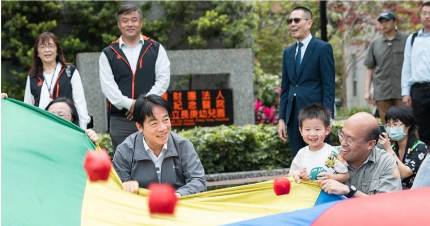 總統賴清德參訪林口長庚幼兒園並與孩童互動，強調少子化已是國安問題，政府將持續推動托育與育兒支持政策。（圖／總統府提供）