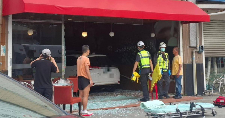 苗栗頭份中央路一間85度C門市18日上午發生車禍，轎車衝入店內造成男顧客送醫不治。（圖／翻攝畫面）