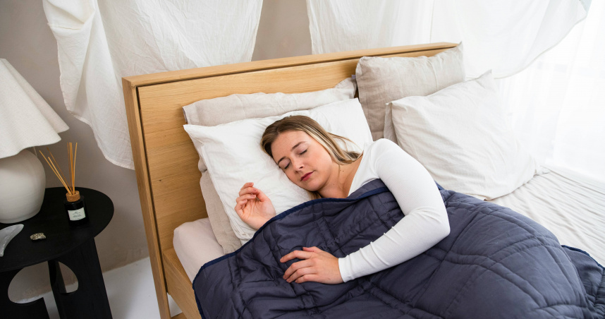 營養師徐慈家指出，平時多攝取鎂、維生素C與植化素，能夠幫助提升睡眠品質。（示意圖／unsplash）