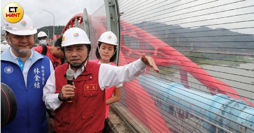 新北市長侯友宜（中）強調現在是新北工程發展關鍵期。（圖／CTWant攝影組）
